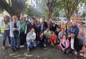 Luciana Cury junto a moradores e ativistas em ato de mobilização contra a construção de um piscinão na Praça Irmãos Karmann, na Avenida Sumaré.